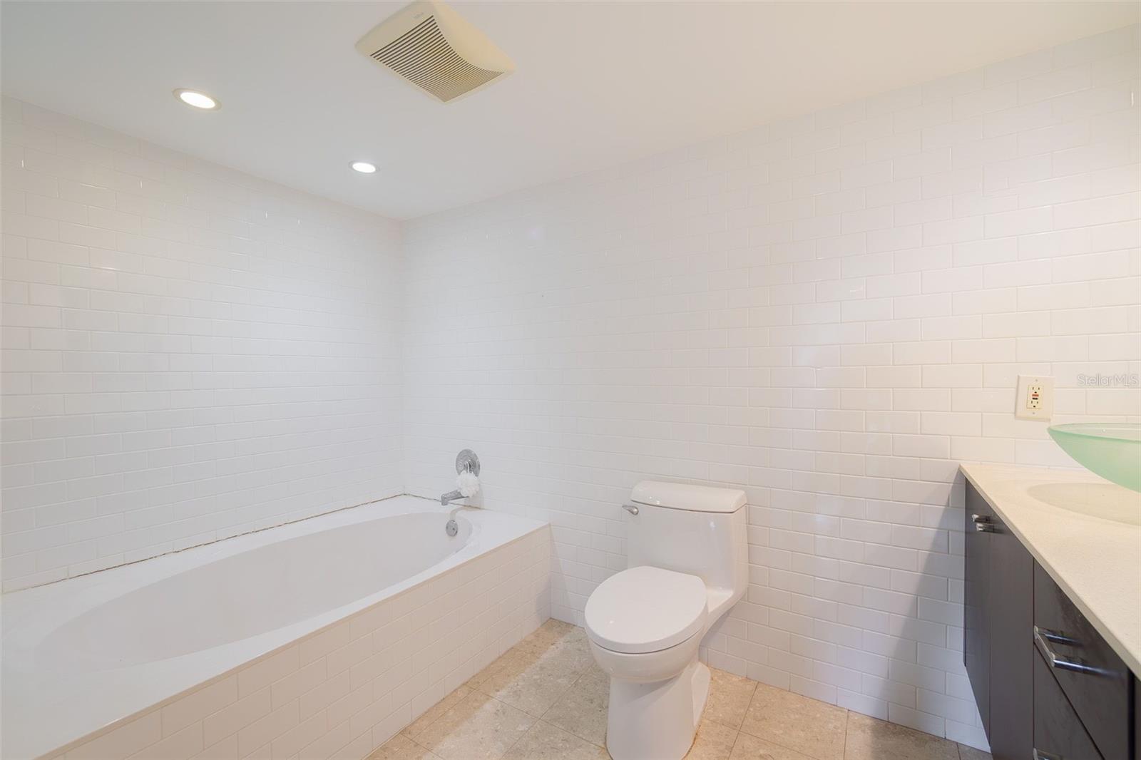 ENVOY CONDO - Residential