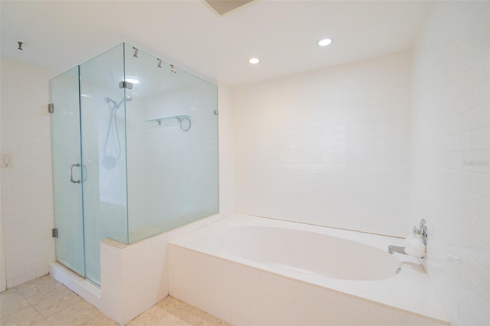 ENVOY CONDO - Residential