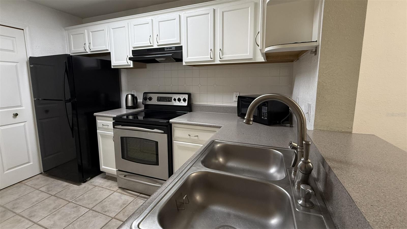 SAND LAKE PRIVATE RESIDENCES - Residential Lease