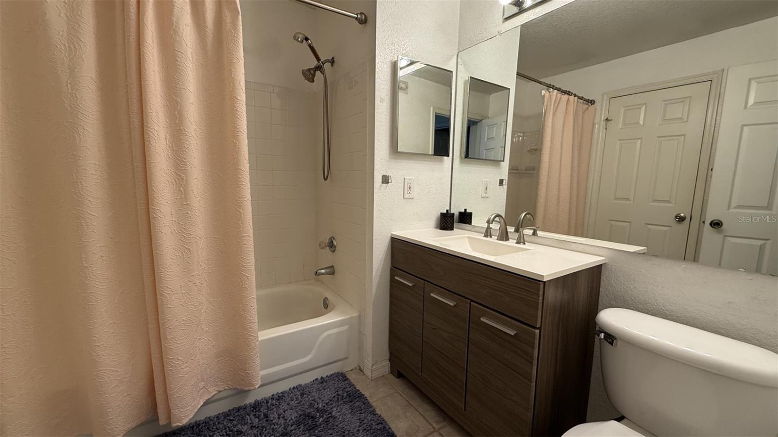 SAND LAKE PRIVATE RESIDENCES - Residential Lease
