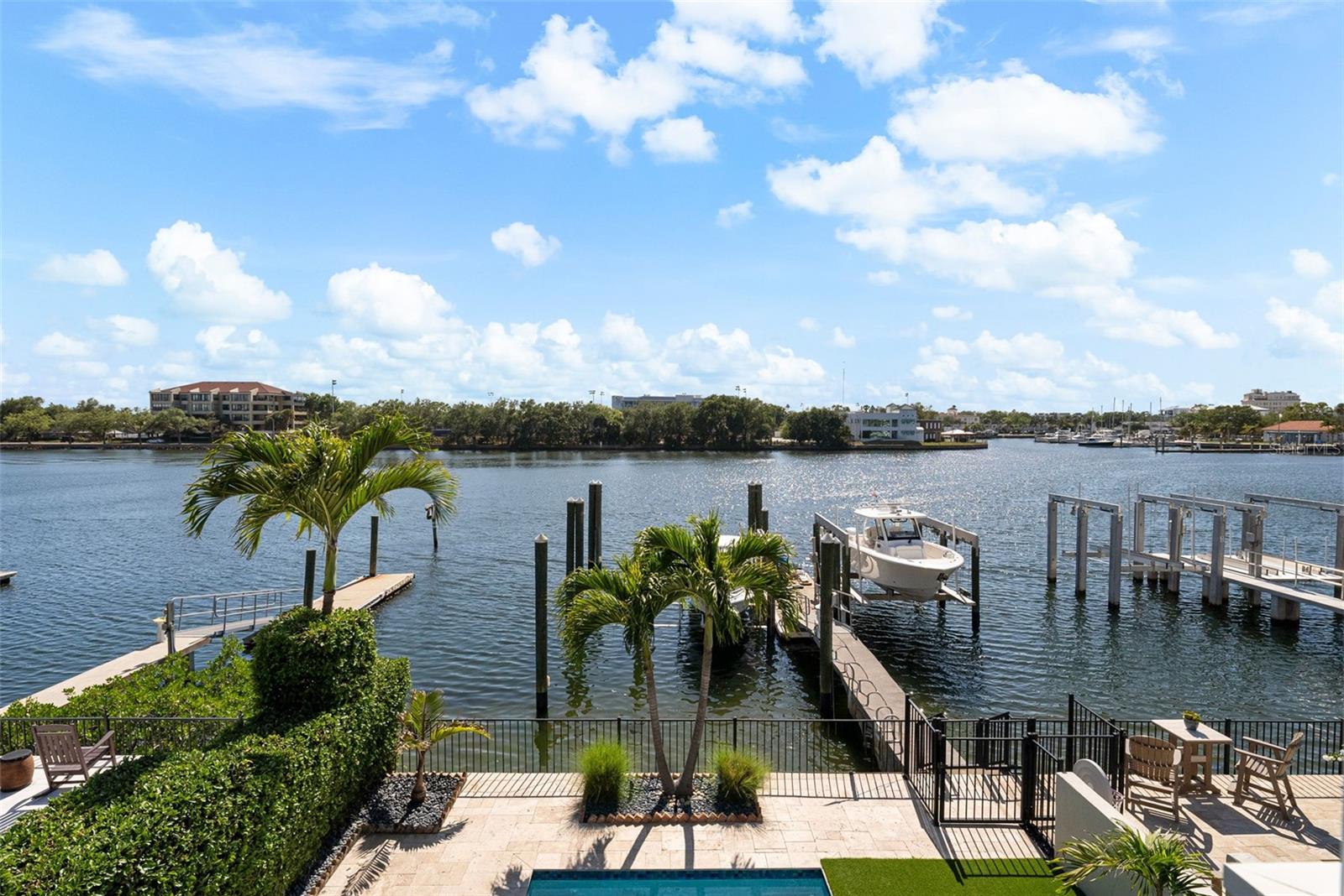 ST TROPEZ AT HARBOUR ISLAND PH - Residential