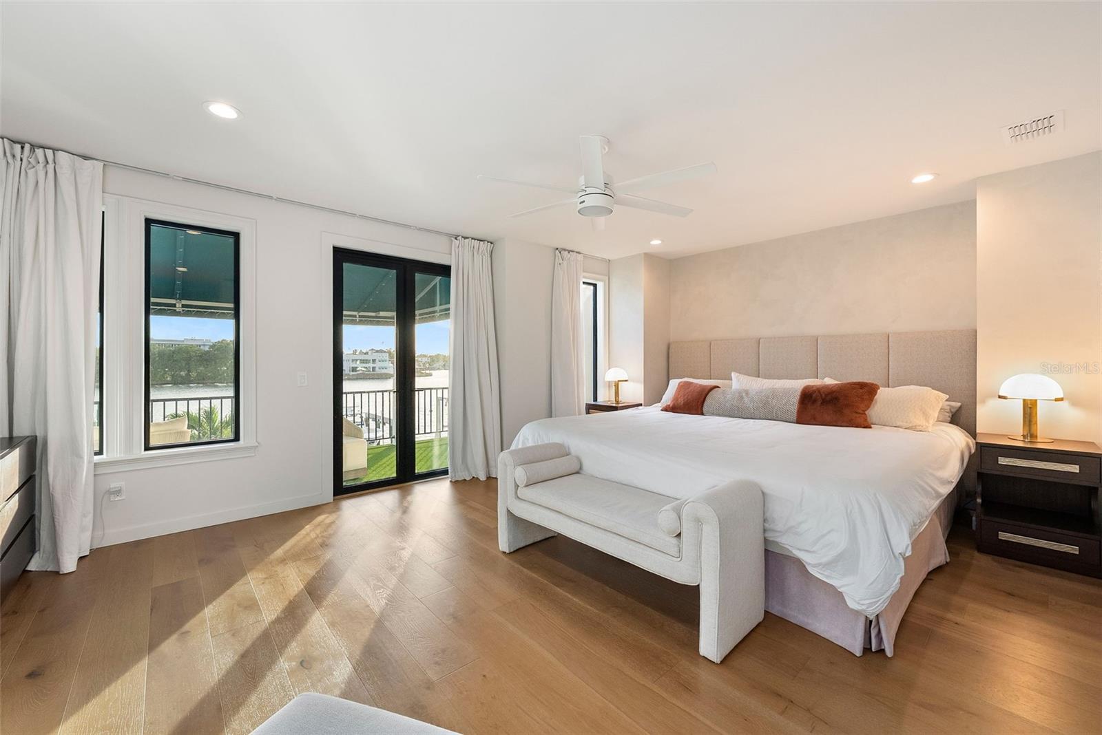 ST TROPEZ AT HARBOUR ISLAND PH - Residential