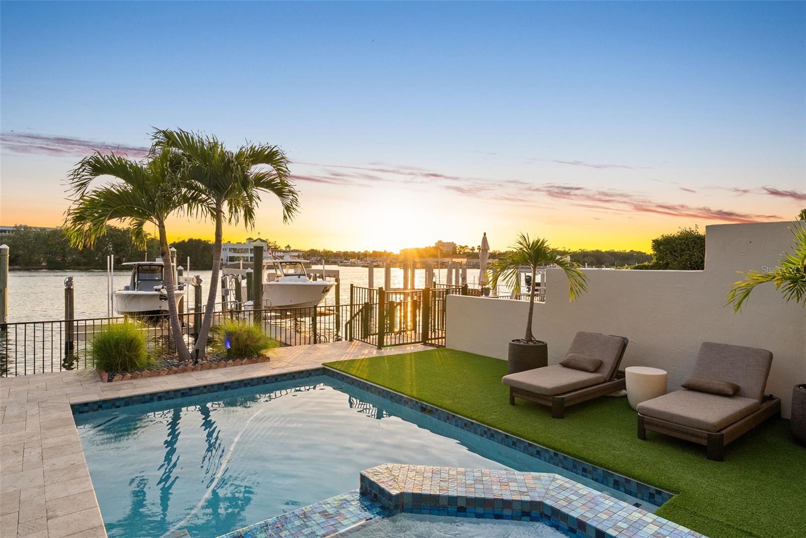 ST TROPEZ AT HARBOUR ISLAND PH - Residential