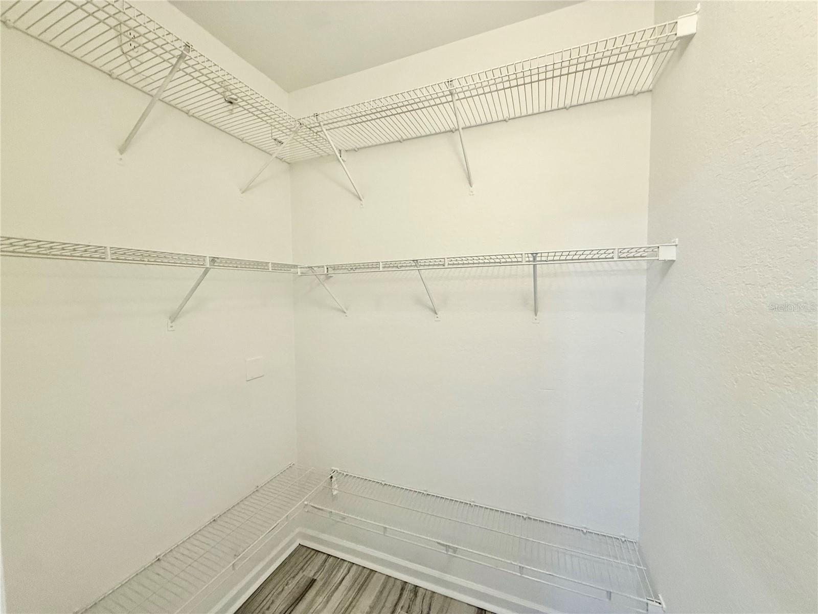 CRESTVIEW CONDO PH 01 - Residential Lease
