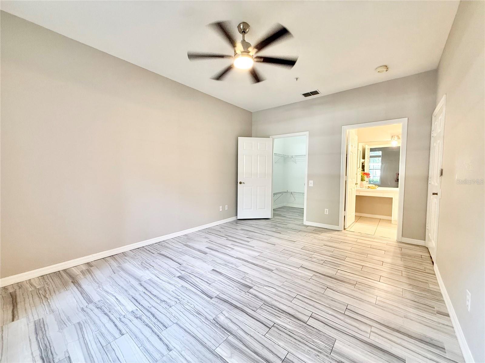 CRESTVIEW CONDO PH 01 - Residential Lease