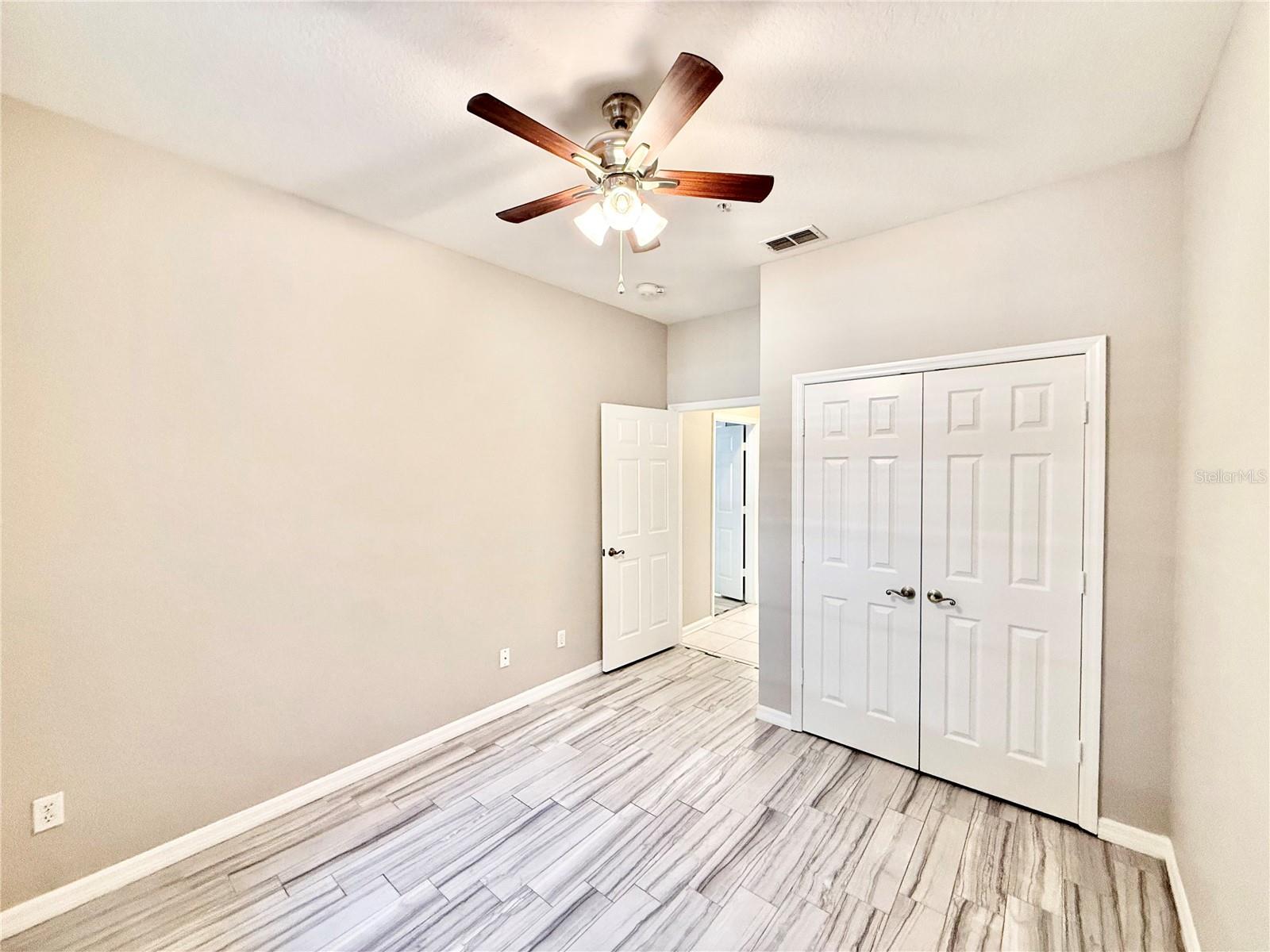 CRESTVIEW CONDO PH 01 - Residential Lease