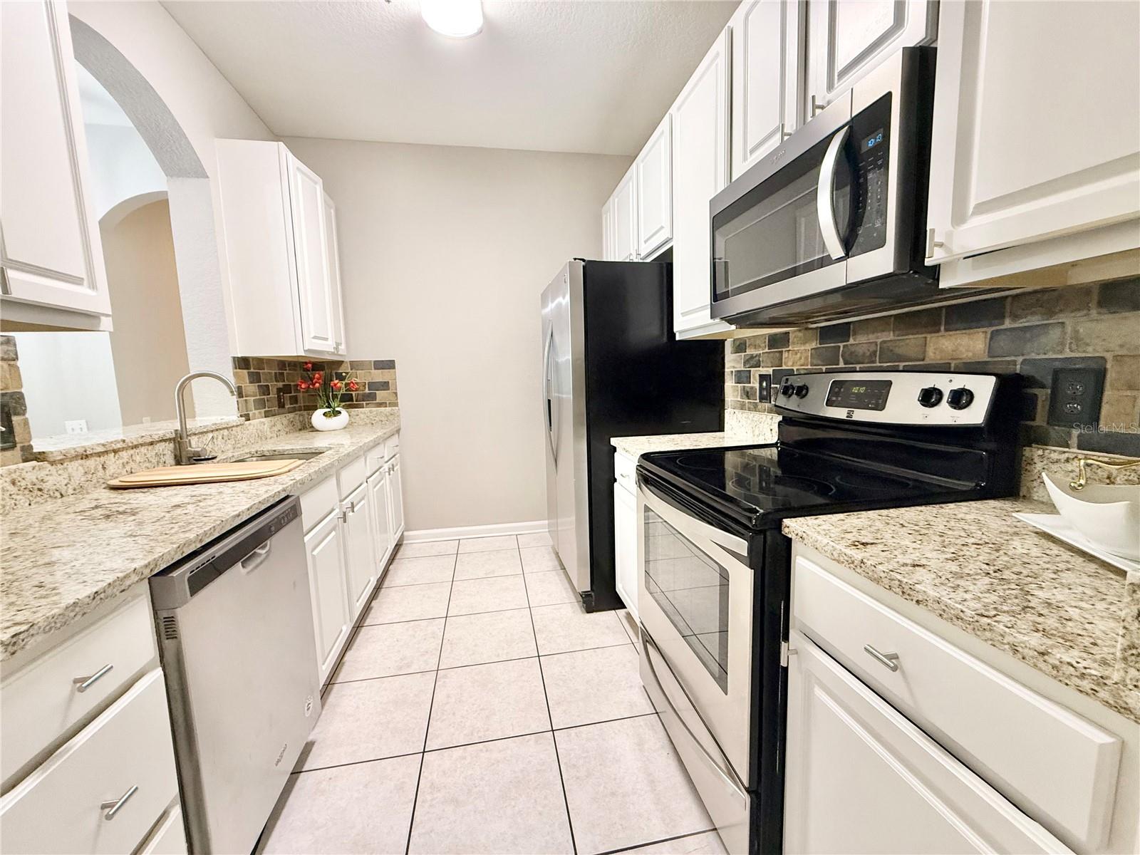 CRESTVIEW CONDO PH 01 - Residential Lease