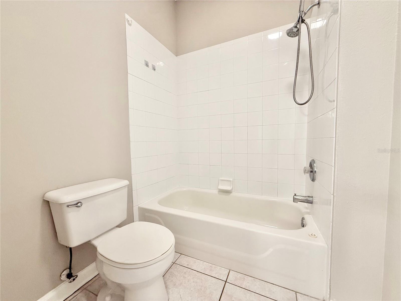 CRESTVIEW CONDO PH 01 - Residential Lease