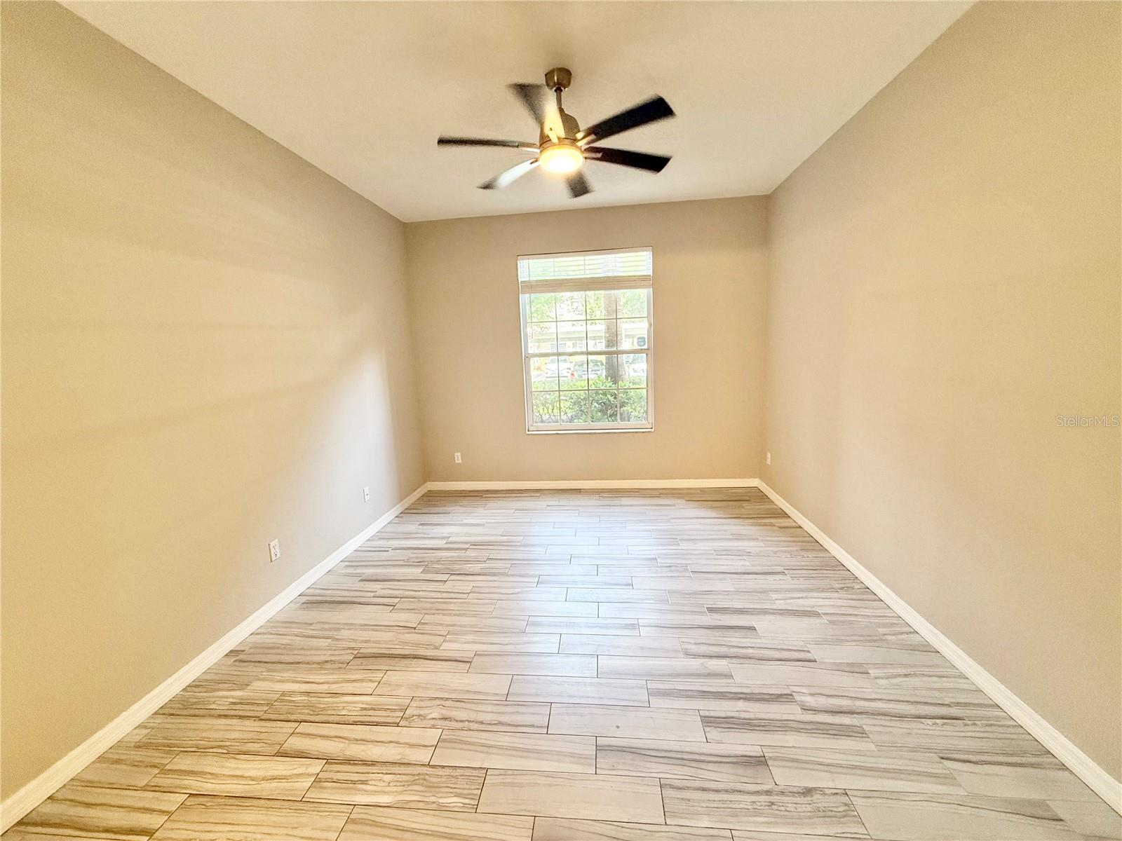 CRESTVIEW CONDO PH 01 - Residential Lease
