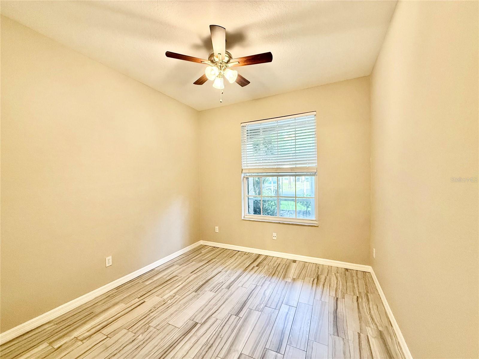 CRESTVIEW CONDO PH 01 - Residential Lease