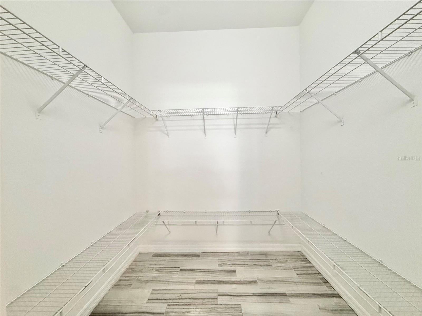 CRESTVIEW CONDO PH 01 - Residential Lease