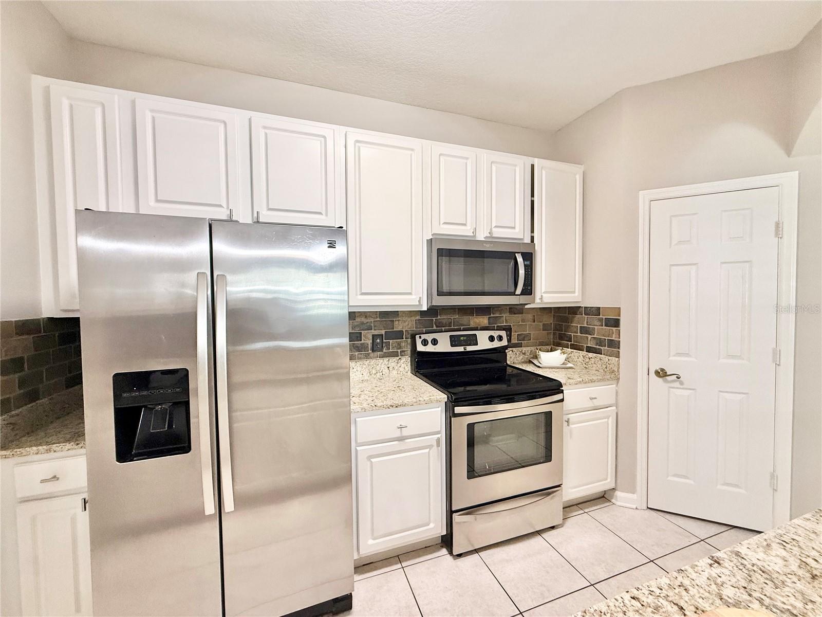 CRESTVIEW CONDO PH 01 - Residential Lease