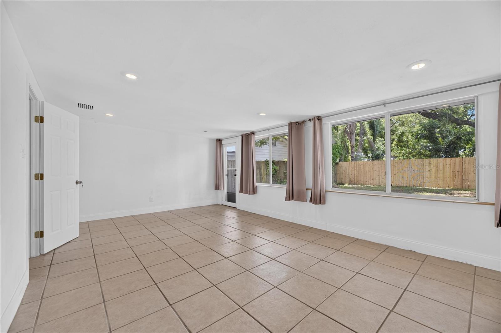 VALKENWAL - Residential Lease