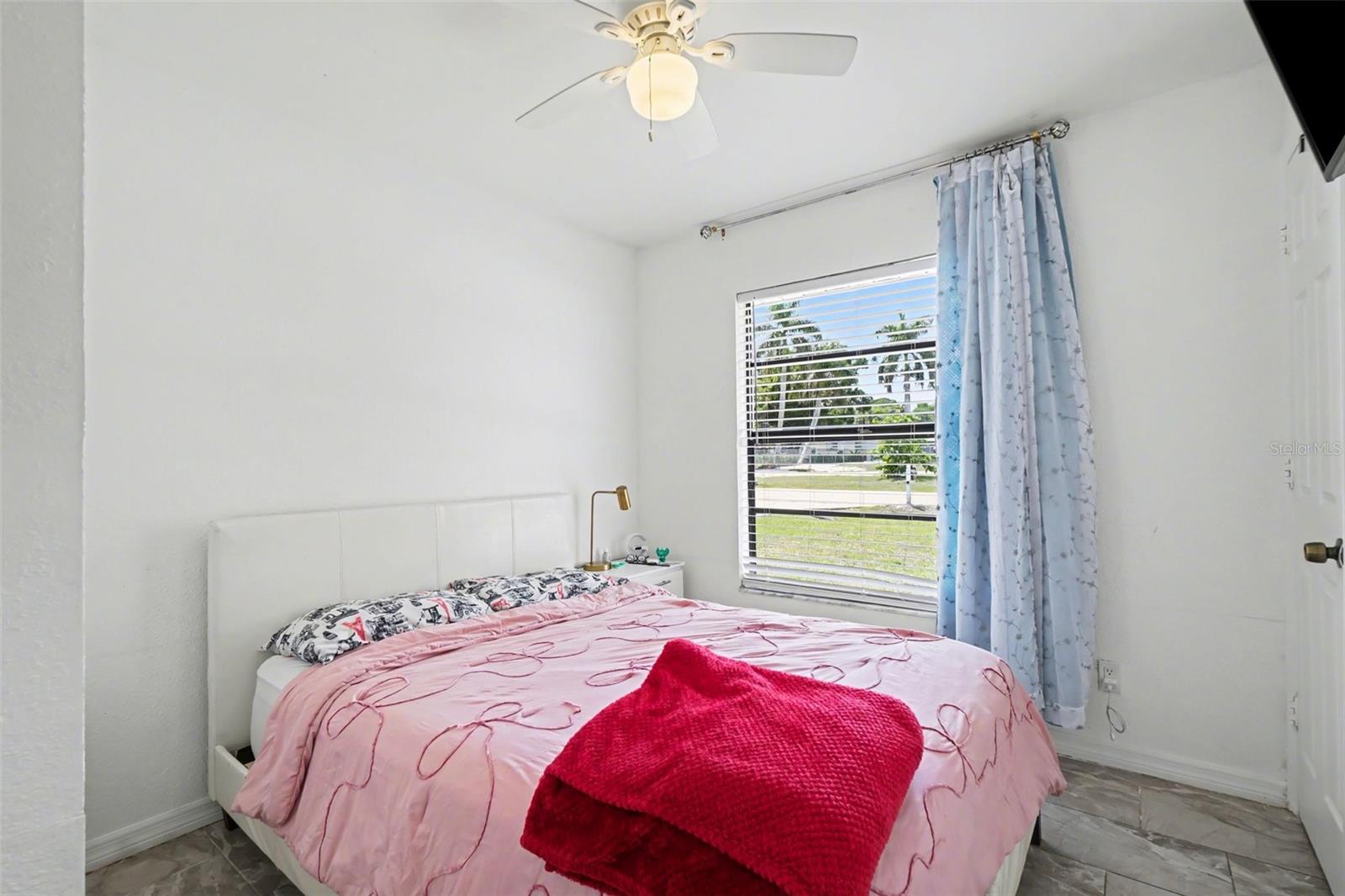 PARADISE SHORES - Residential Income
