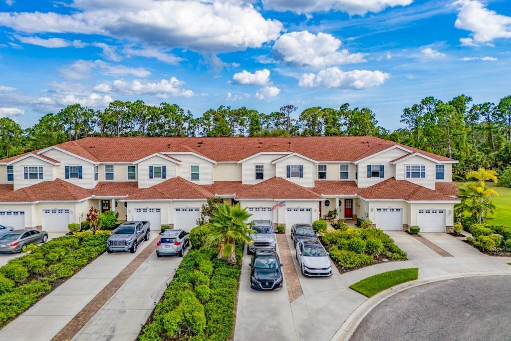 TOWNS AT LAKESIDE - Residential