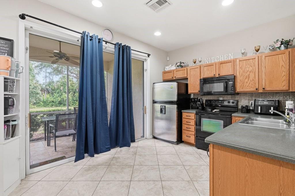 TOWNS AT LAKESIDE - Residential