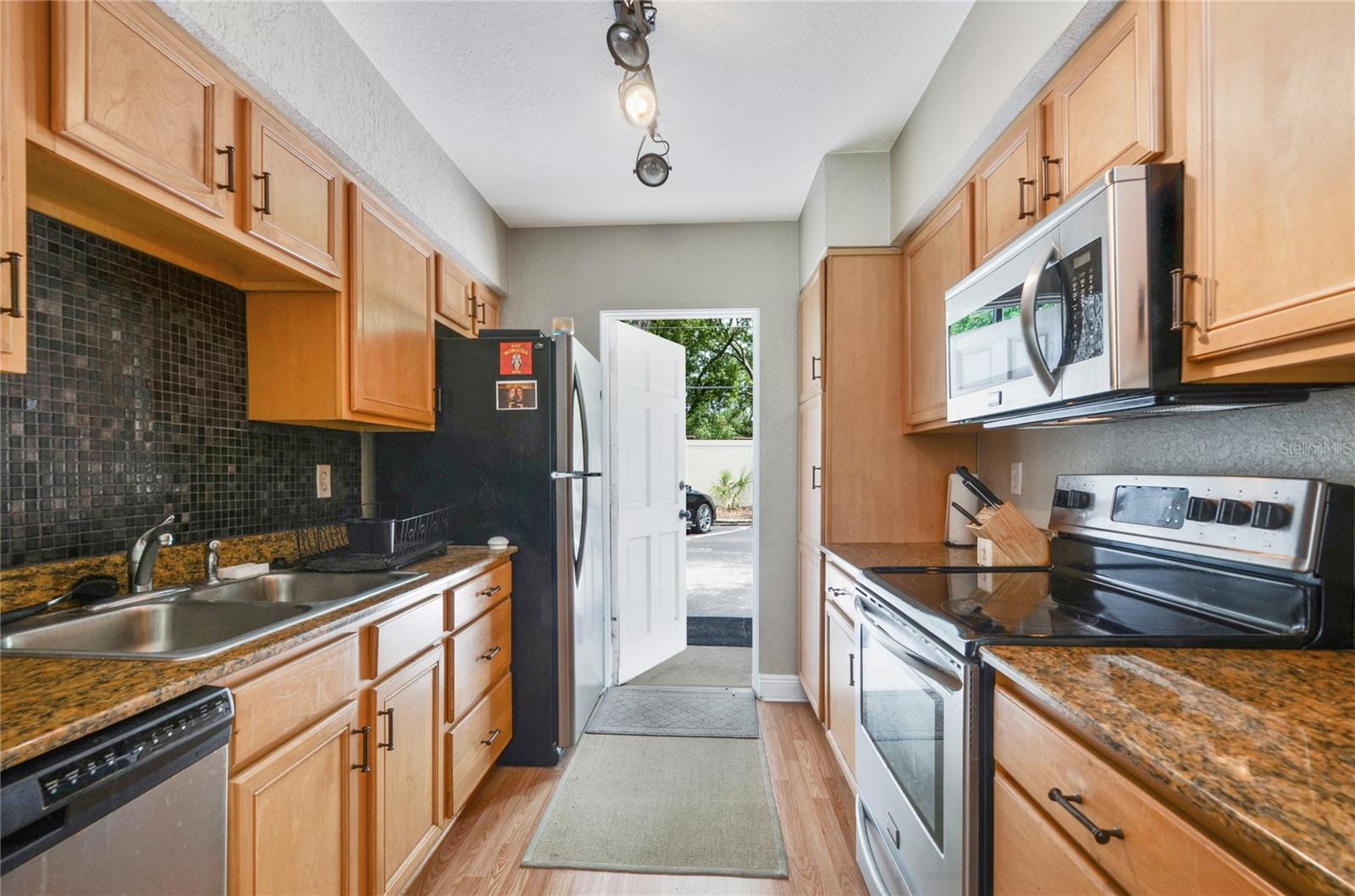 HAMPSHIRE/LK IVANHOE CONDO - Residential