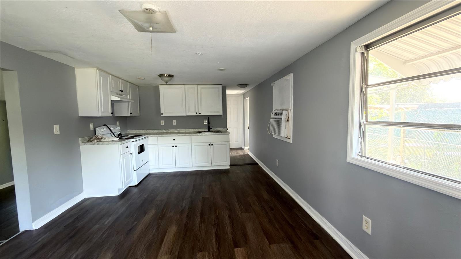 SMITH LAKE VILLAGE - Residential