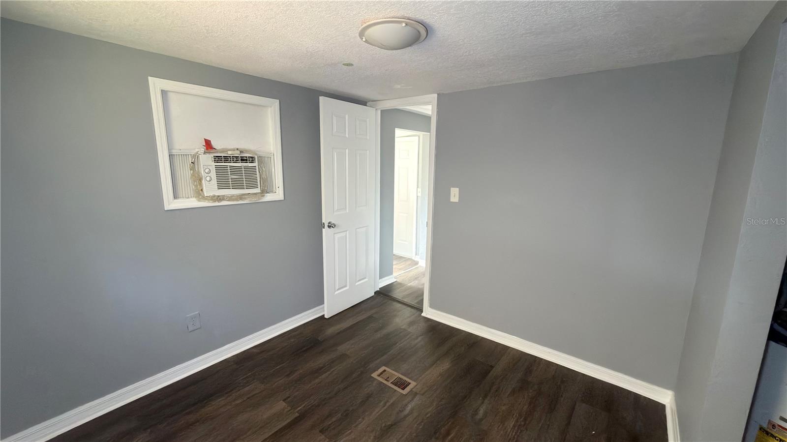 SMITH LAKE VILLAGE - Residential