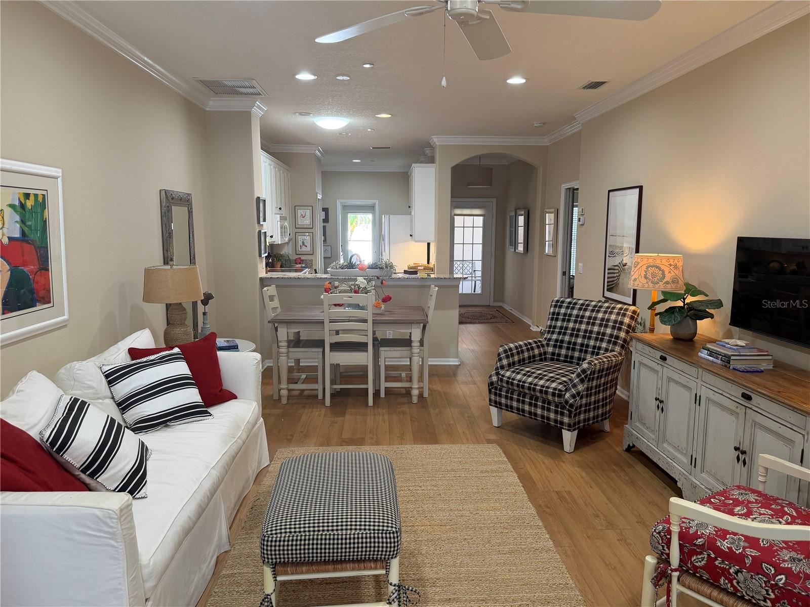 PELICAN POINTE GOLF & COUNTRY CLUB - Residential Lease