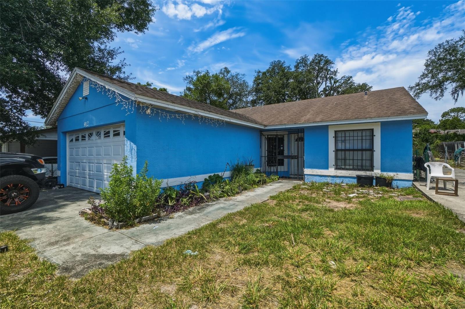 AMAZING OPPORTUNITY TO BUY AND MAKE IT YOUR OWN OR CONSIDER AS RENTAL PROPERTY. HOUSE HAS CENTRAL A/C!!!  NEW WATER HEATER 2020 AND A/C 2022. ORIGINALLY A 3 BED / 2 BATHROOM. TENANTS CLOSE THE LIVING ROOM AND MADE IT A 4TH BEDROOM, EXTENDED A DUCT TO COOL THE 4TH BEDROOM. ***ORIGINALLY A 3 BED / 2 BATHROOM. MASTER SUITE WITH WALK IN CLOSET *** SPLIT PLAN *** SPACIOUS HOME *** 2 CAR GARAGE, CIRCULAR DRIVEWAY *** FENCED BACKYARD ***BLOCK HOME***ROOF 2014***
SUPER CENTRALLY LOCATED NEXT TO COLONIAL DR. KIRKMAN RD / EAST WEST EXPY 408 AND MINUTES TO I-4, TURNPIKE, 429 EVERY MAJOR HIGHWAY AND ROAD!