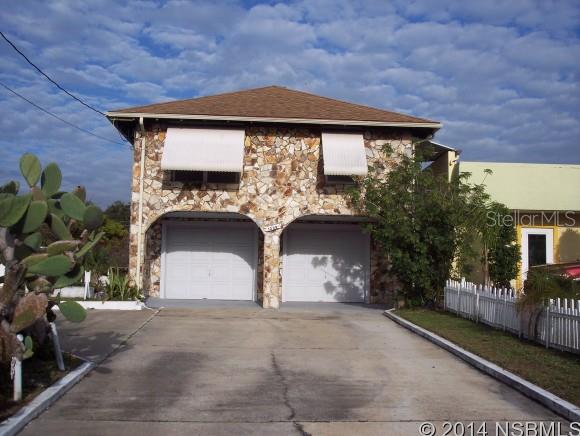 SINGLE FAMILY HOME OR COMMERCIAL WITH MANY POTENTIAL USE'S. OFFICE CAN BE USED AS SECOND BEDROOM. NEEDS SOME TLC BUT VERY SOUND. ;Water: City