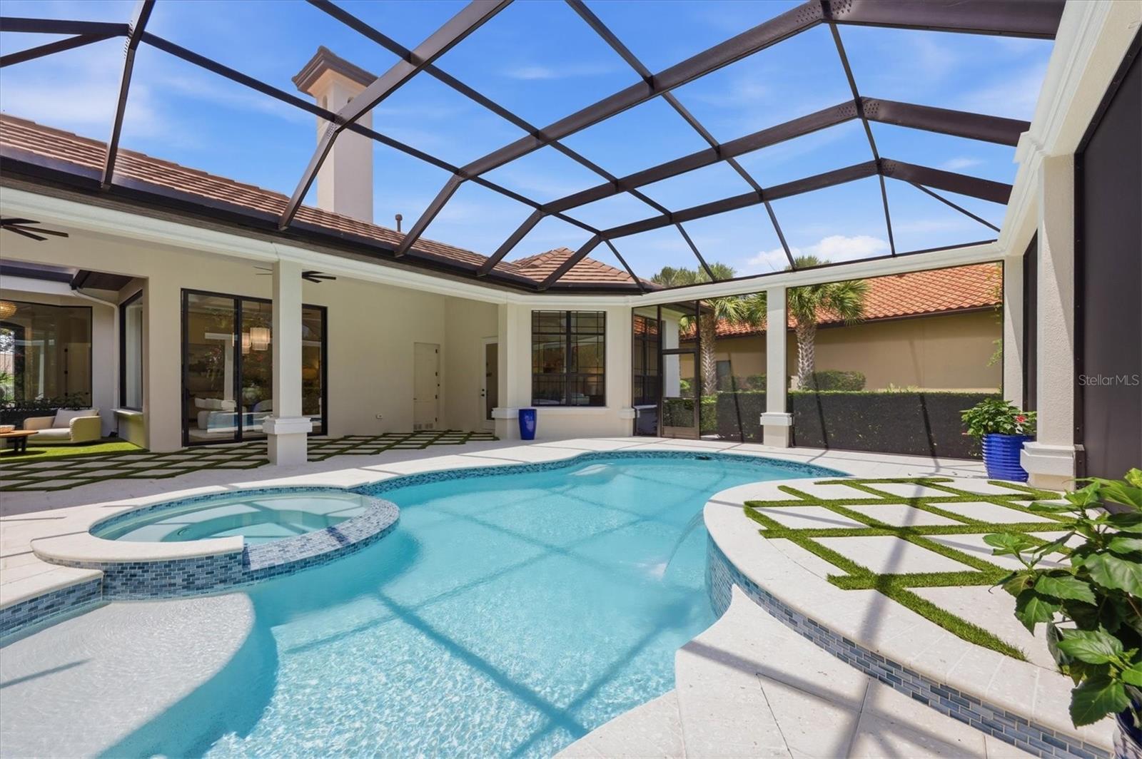 FOUNDERS CLUB - Residential