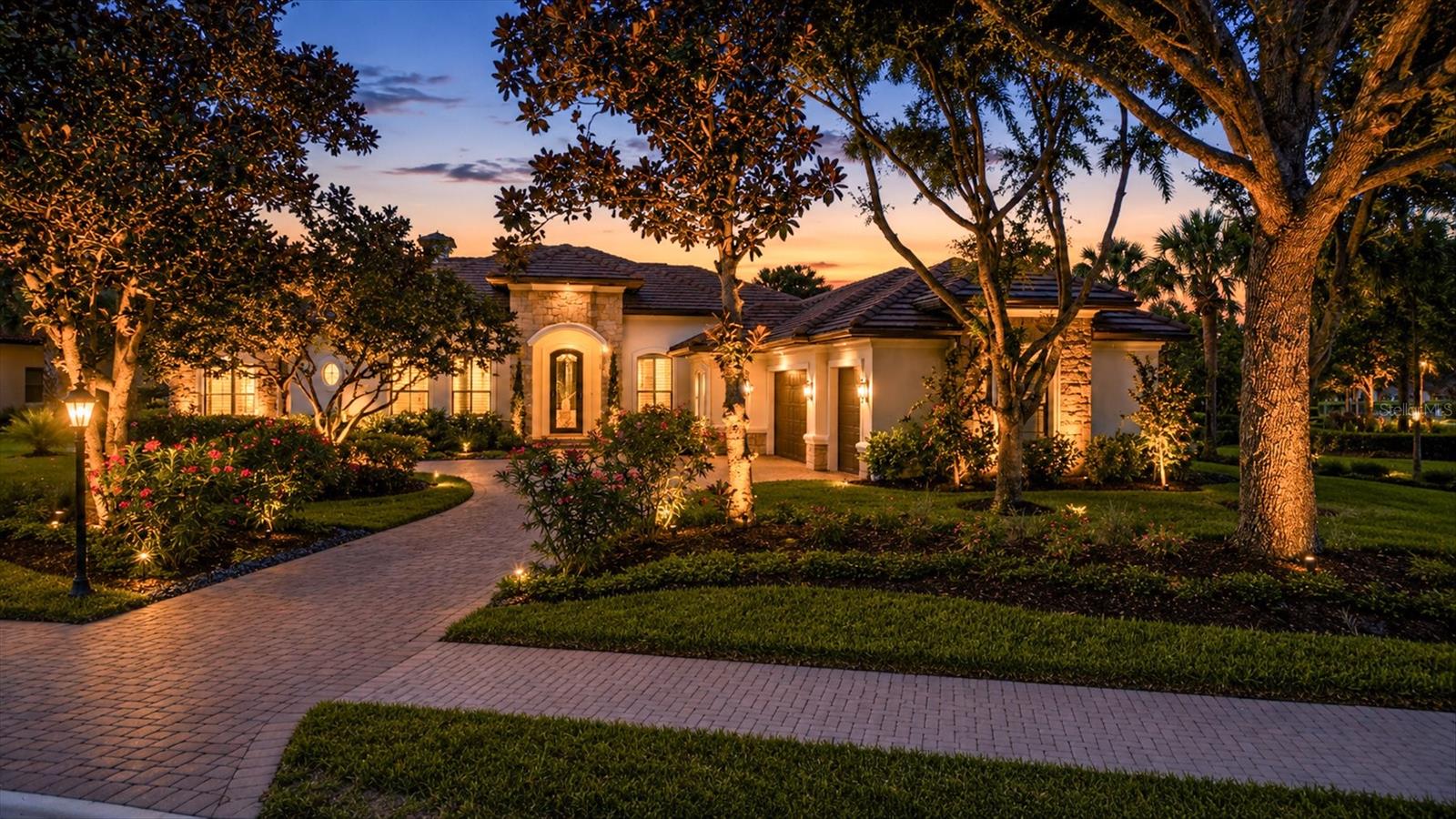 FOUNDERS CLUB - Residential