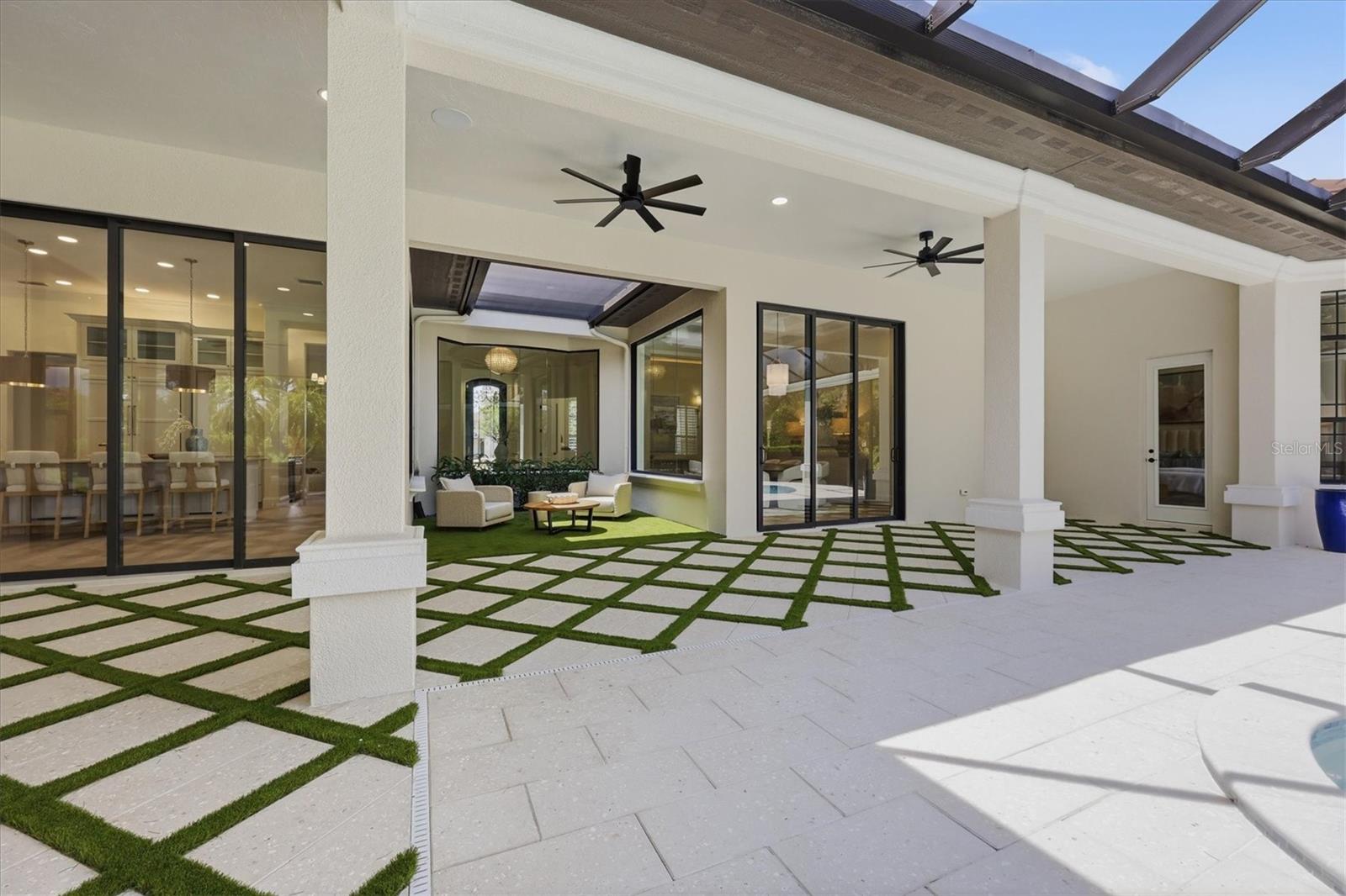 FOUNDERS CLUB - Residential