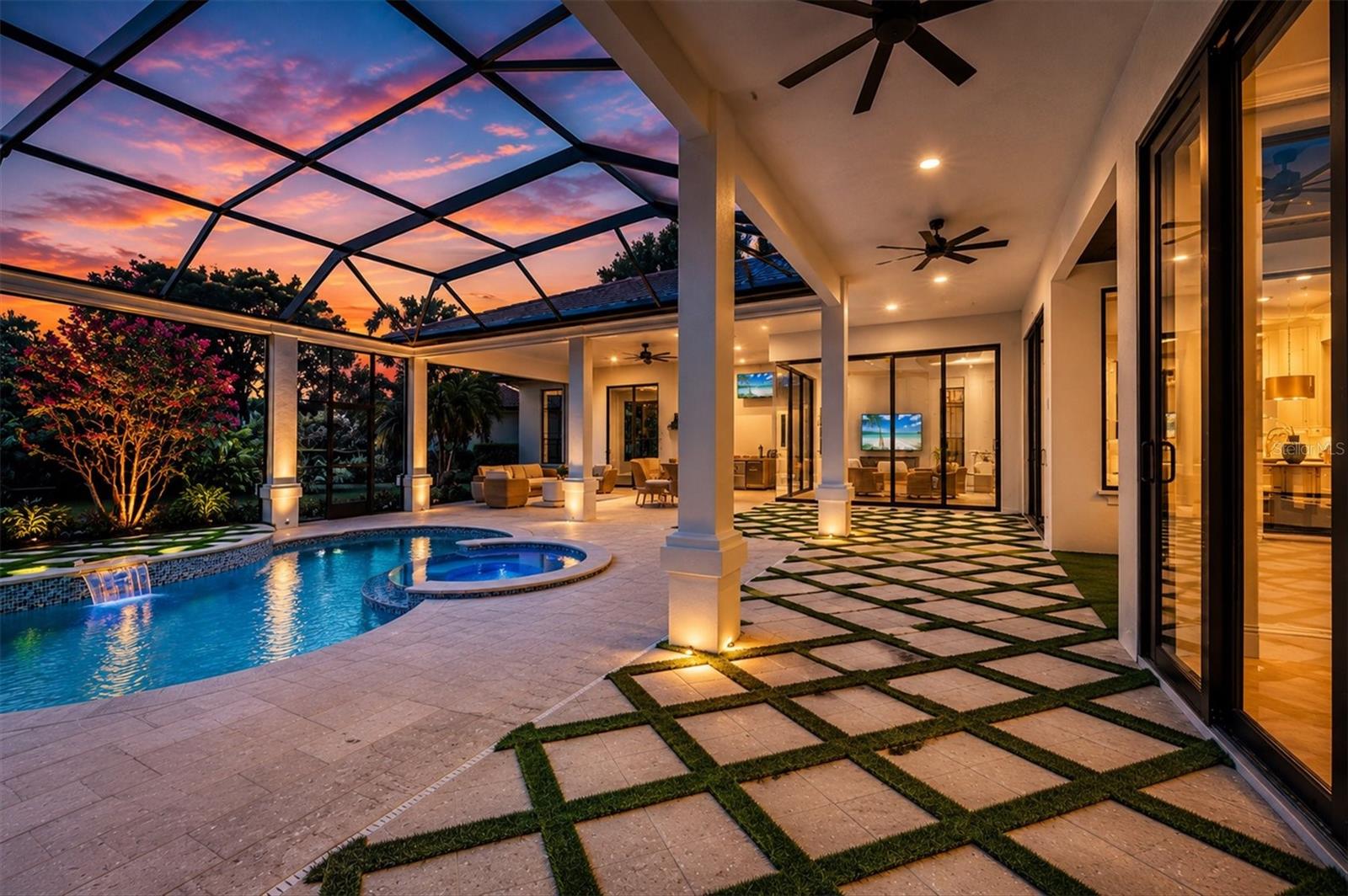 FOUNDERS CLUB - Residential