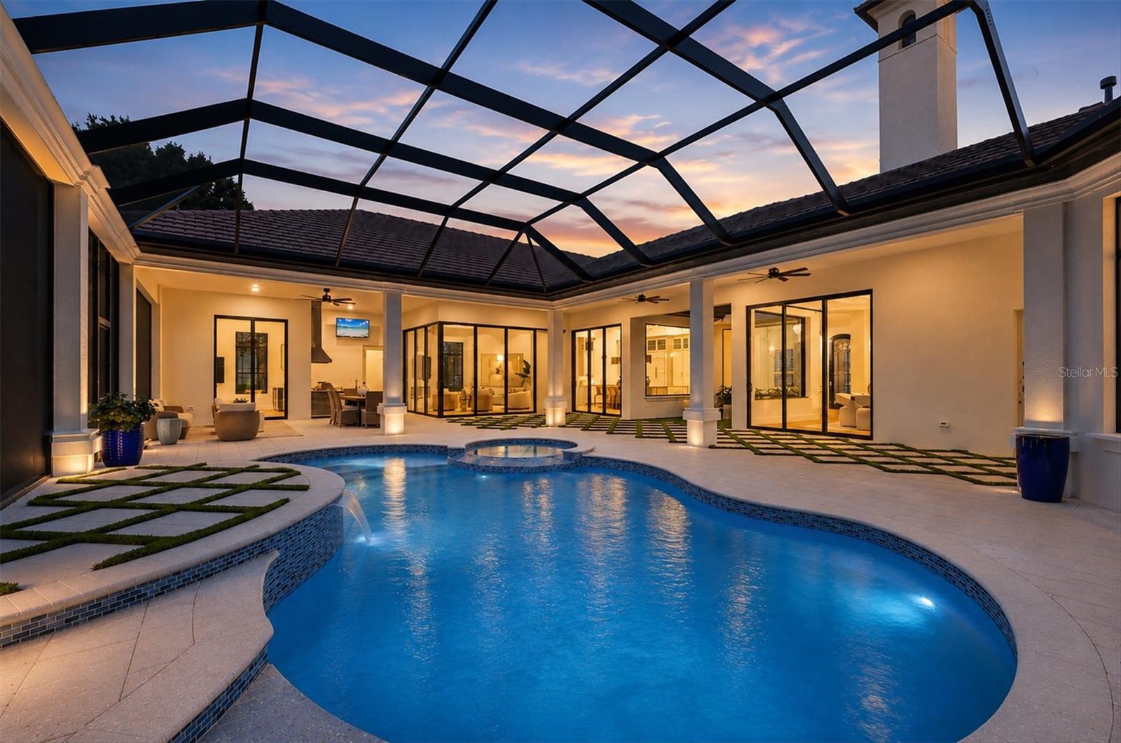 FOUNDERS CLUB - Residential