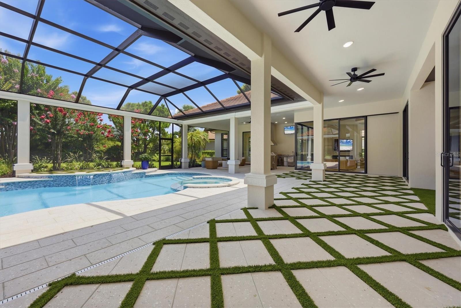 FOUNDERS CLUB - Residential