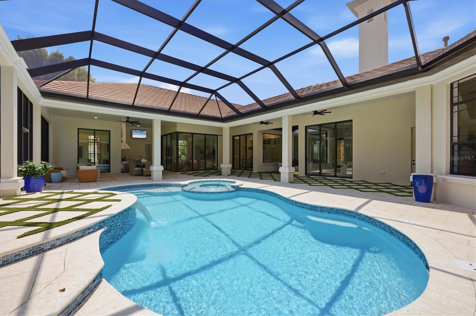 FOUNDERS CLUB - Residential