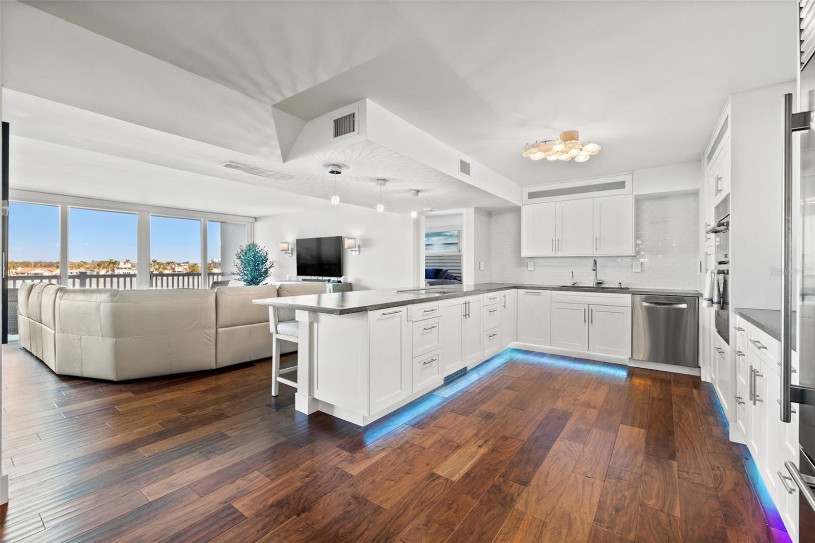TREASURE ISLAND TENNIS & YACHT CLUB - Residential
