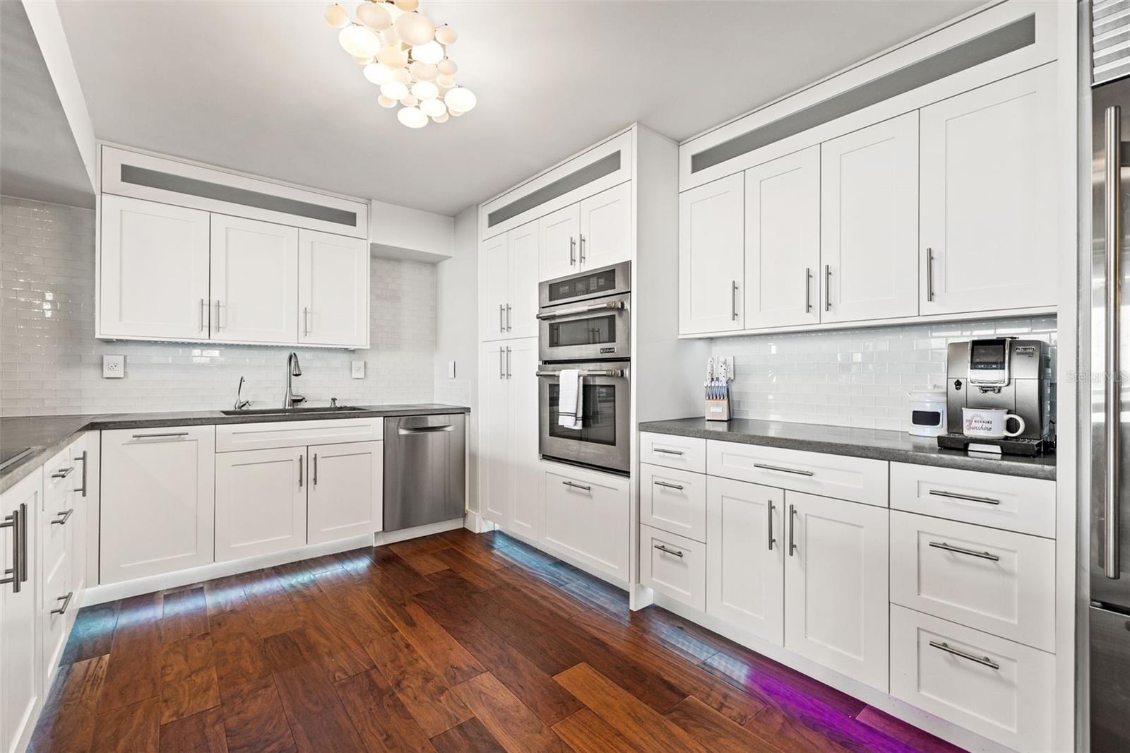 TREASURE ISLAND TENNIS & YACHT CLUB - Residential