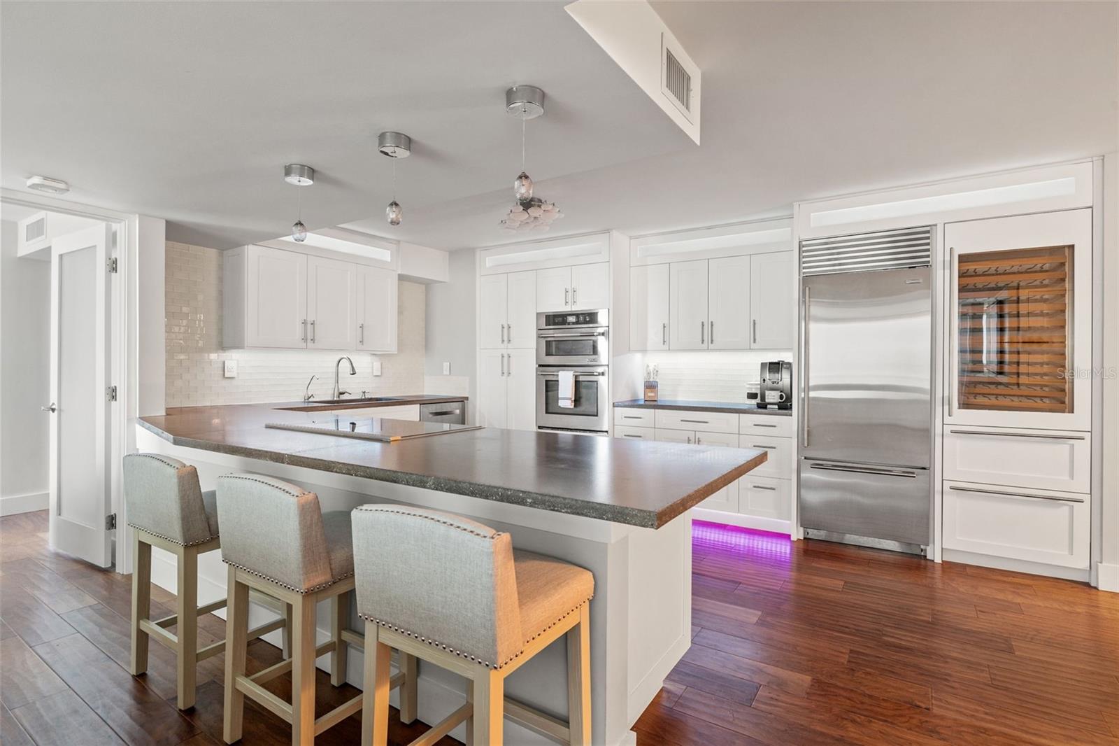 TREASURE ISLAND TENNIS & YACHT CLUB - Residential