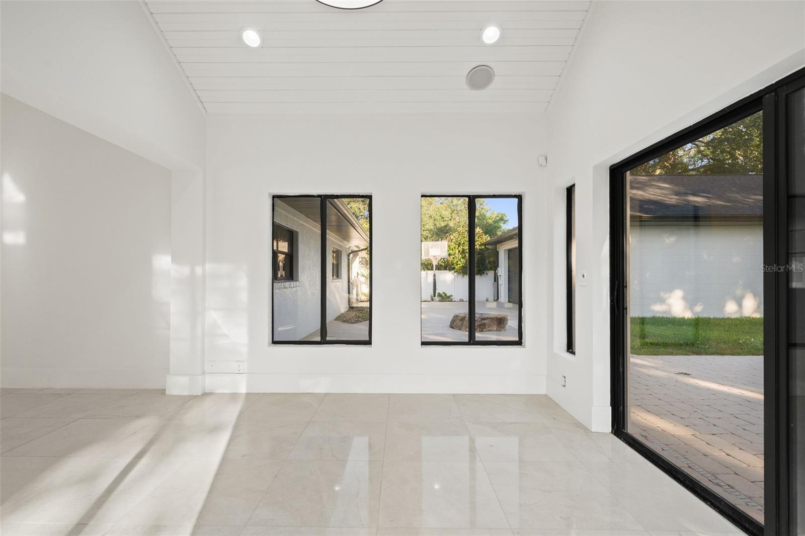 LAKESIDE TERRACE - Residential