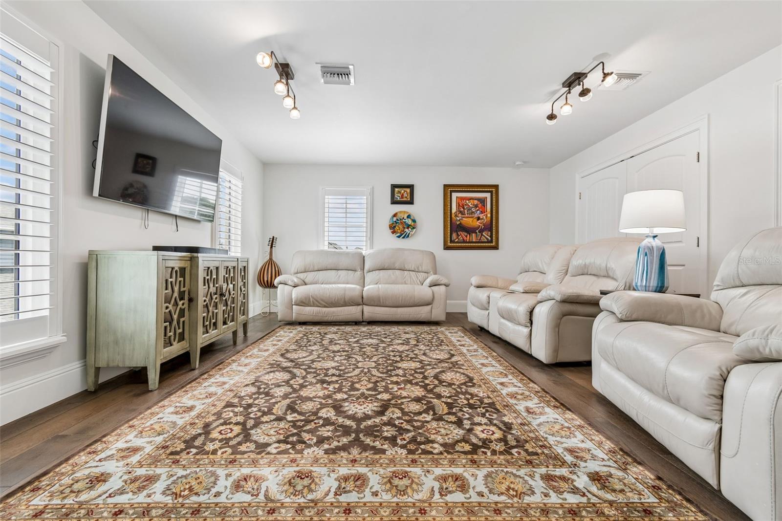 LAKE FOREST PARK - Residential