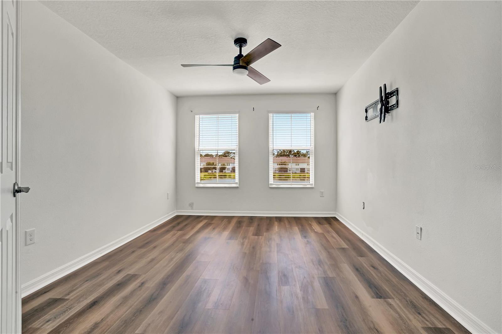 SIENNA PARK TOWNHOMES AT UNIVERSITY - Residential