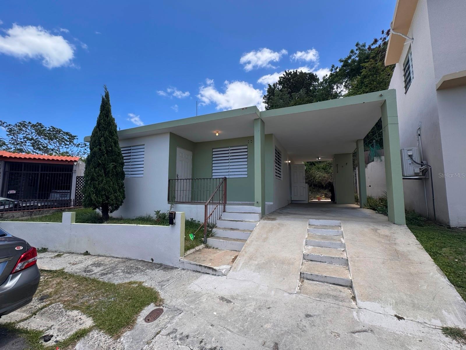 Located in the Colinas de Villa Rosa community in Sábana Grande, this property offers an excellent opportunity for comfortable living and future potential. Featuring 3 bedrooms, 1 bathroom, and a spacious 566-square-meter lot, it provides ample outdoor space for family enjoyment, recreation, or future improvements. Conveniently located just minutes from PR-2, with easy access to San Germán, Mayagüez, Yauco, schools, shopping centers, and other essential services. This property combines the tranquility of a residential neighborhood with excellent accessibility. Schedule your showing today!