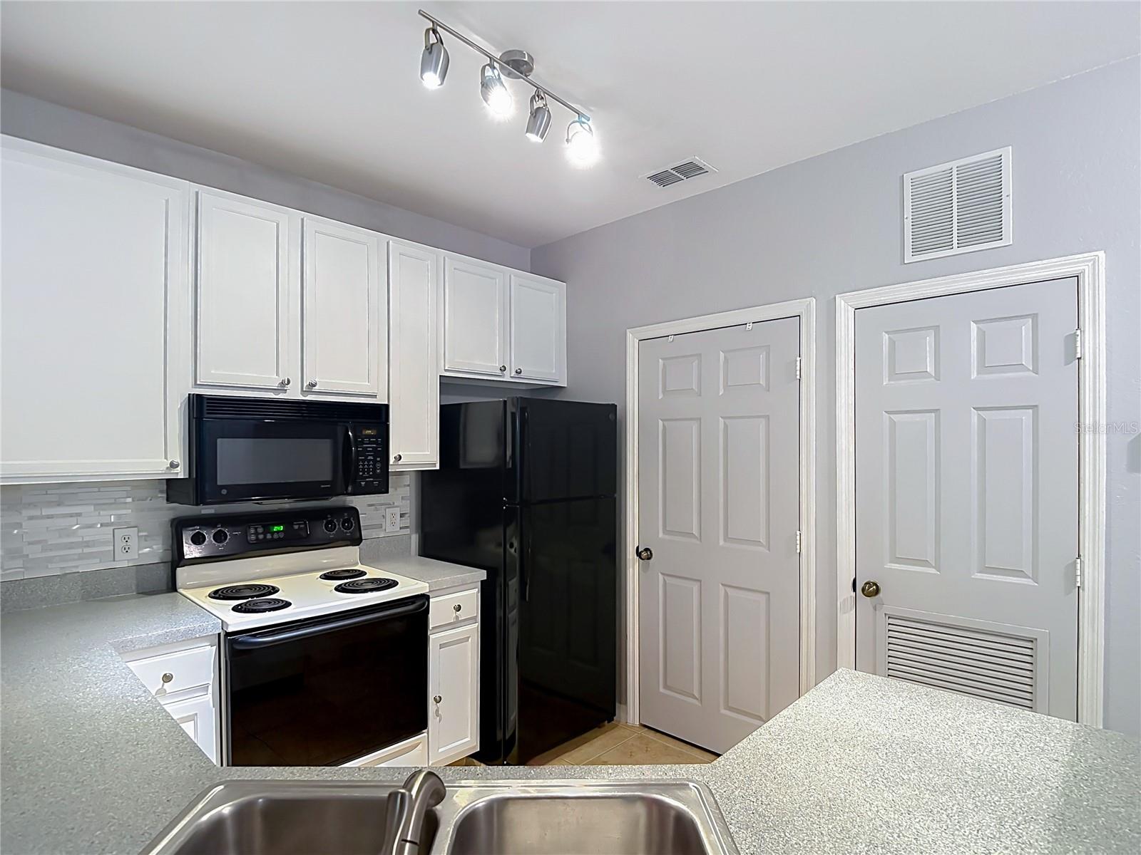 COURTNEY PALMS CONDO - Residential Lease