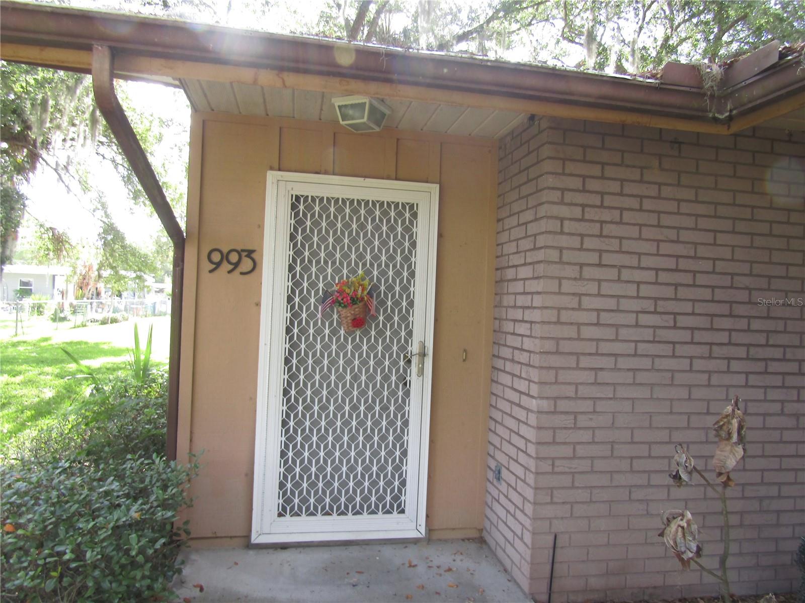 This cozy little home has fresh paint, new flooring, and a new dishwasher. A two minute or less drive and you're at Publix's, gas stations, and
the new Aldis when it opens.