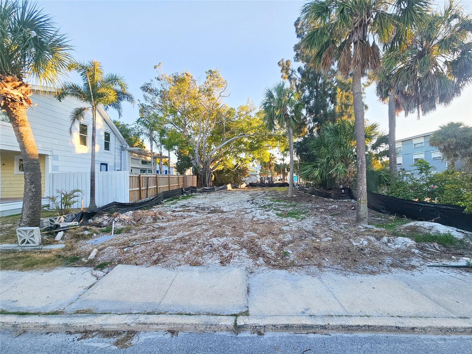 MOREY BEACH - Land
