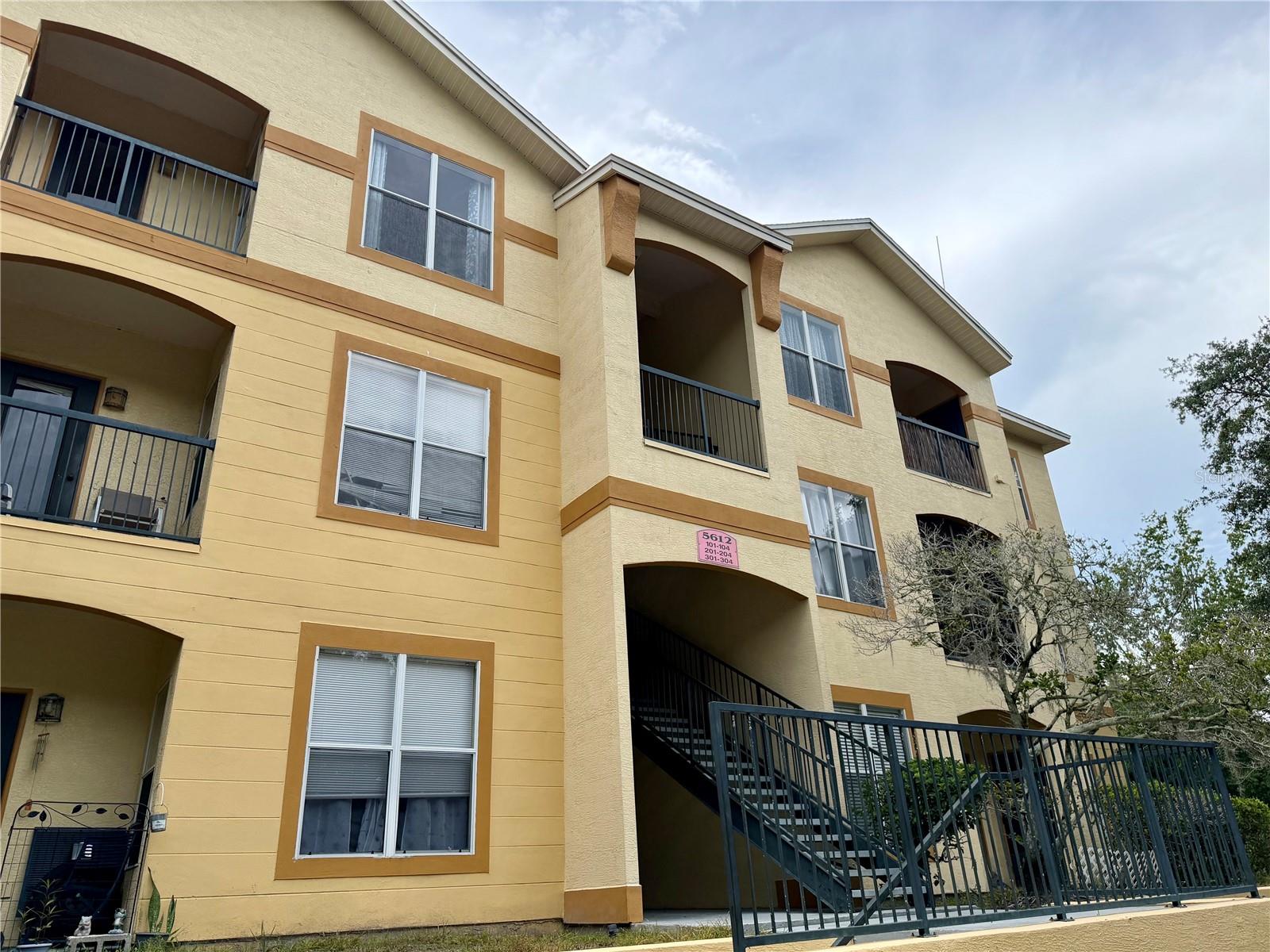 Located in one of Carrollwood’s most sought-after Condo neighborhoods, The Pinnacle, this beautifully updated one-bedroom, one-bath condominium with a versatile den is move-in ready and waiting for you.

This third-floor unit features brand-new luxury vinyl plank flooring throughout, a completely renovated kitchen with solid wood cabinetry and new stainless steel appliances, and an updated bathroom with a stylish new vanity and an elegant lighted mirror.

The spacious primary bedroom offers a generous walk-in closet, while the inviting living room has an abundant amount of natural light and the den opens to a private balcony—perfect for enjoying your morning coffee or unwinding at the end of the day.

Enjoy the comfort of modern updates in a wonderful gated community with a fabulous pool and clubhouse and all the charm and convenience Carrollwood has to offer. Don’t miss this exceptional opportunity to own a beautifully renovated Condo in a prime location!