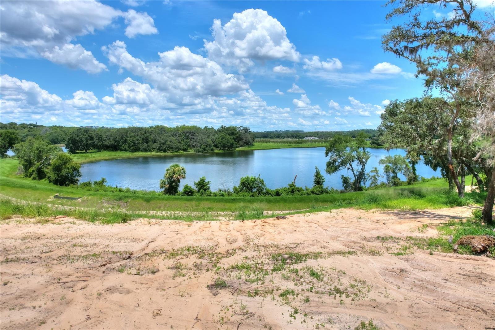 MIRROR LAKE - Land