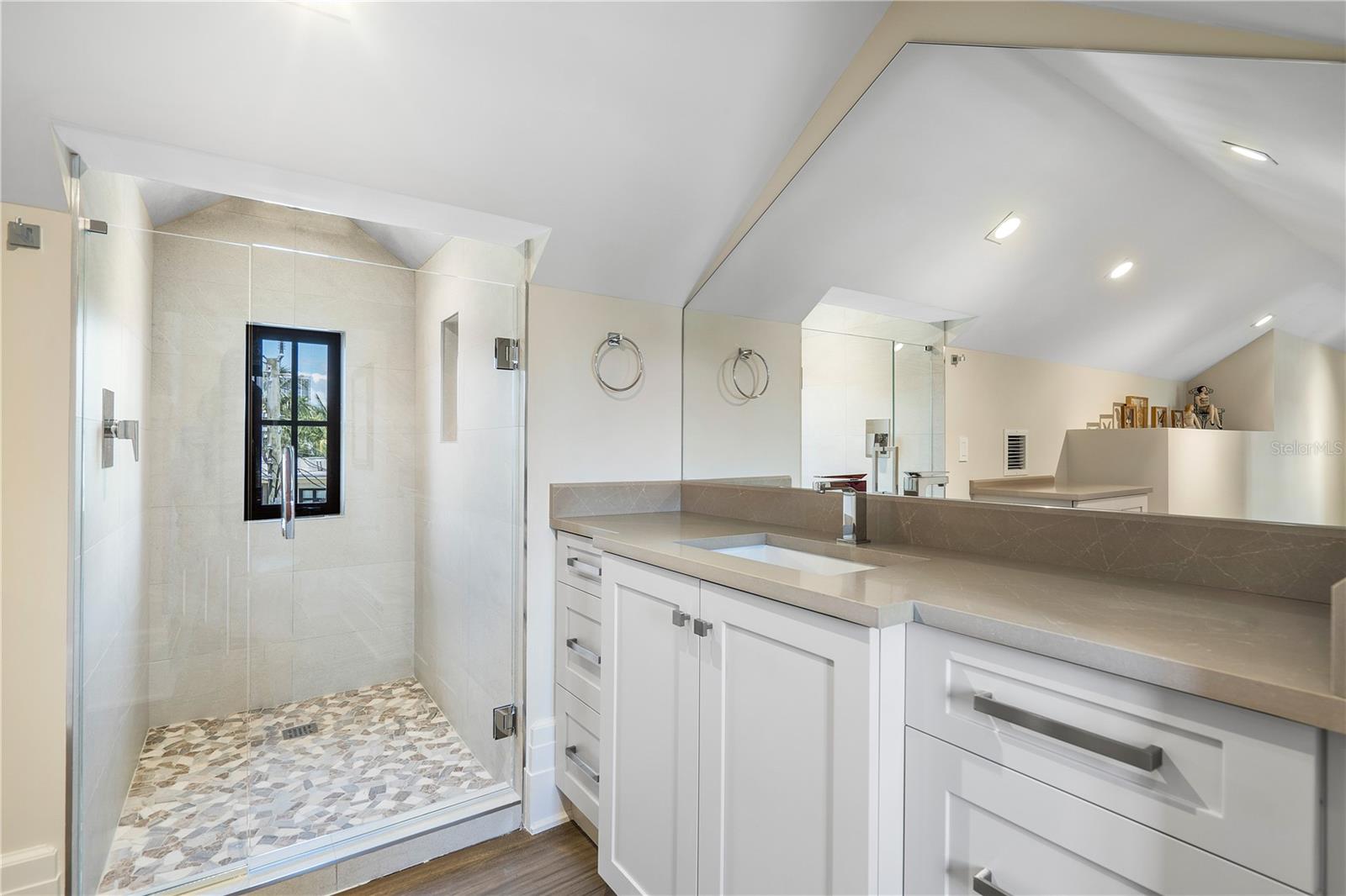 VENICE 6-4 B - Residential