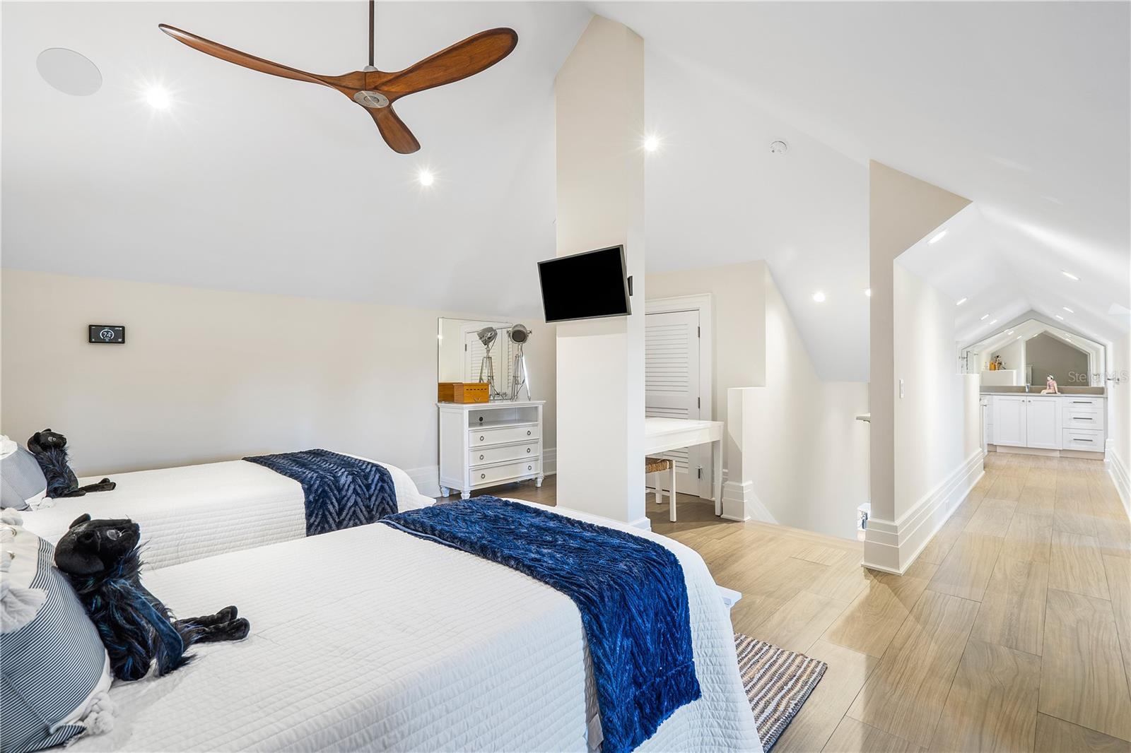 VENICE 6-4 B - Residential