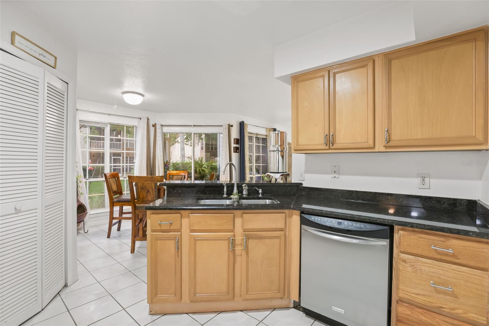 TOWNES SOUTHGATE CONDO PH G - Residential