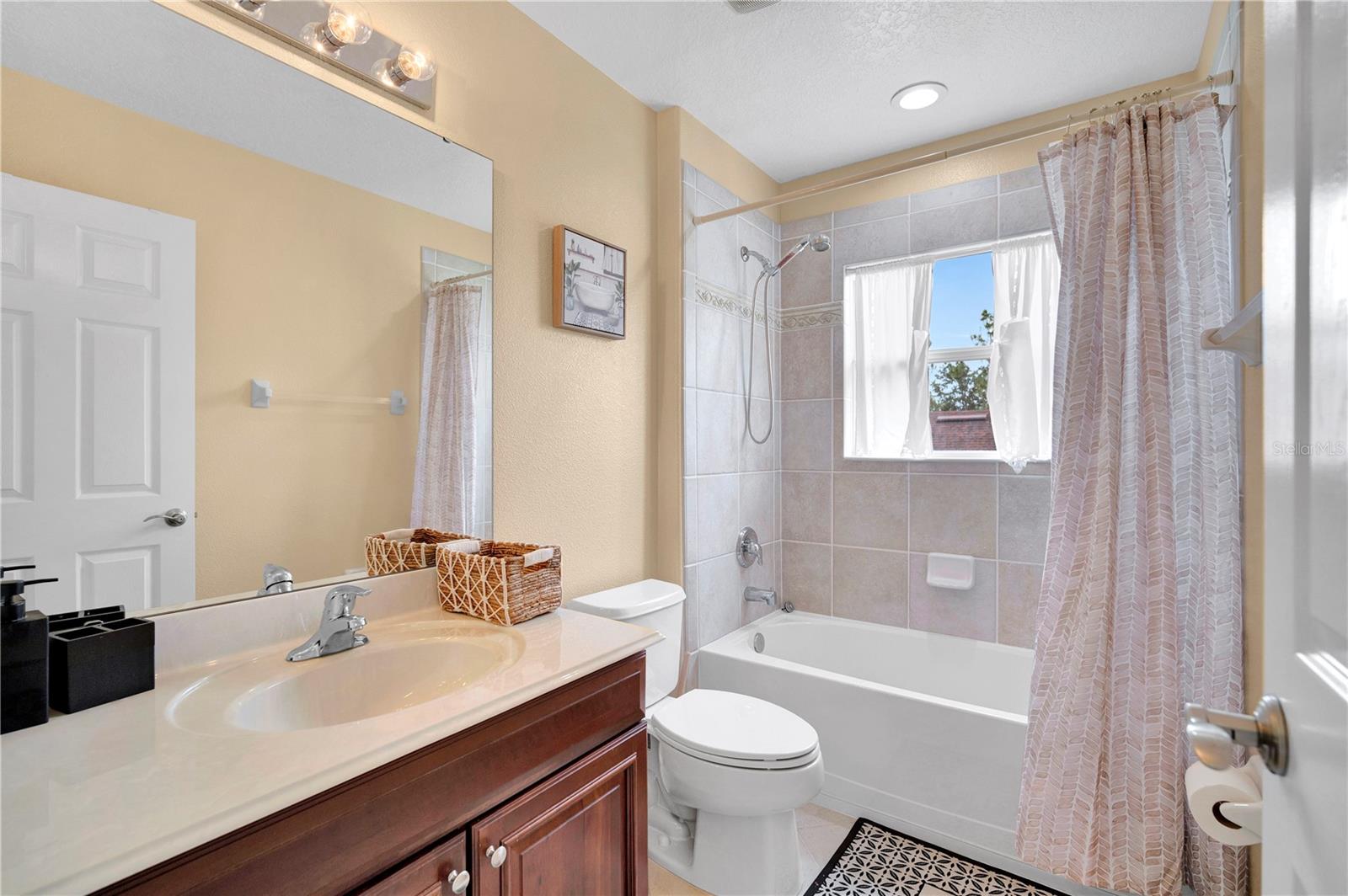 SHINGLE CREEK RESERVE AT THE OAKS - Residential