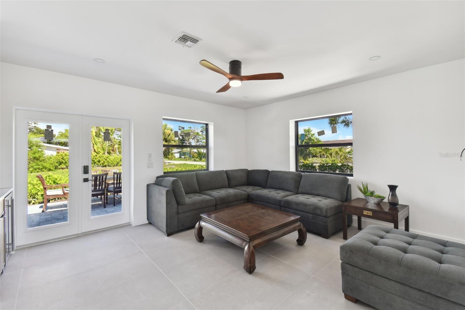 BEACH MANOR - Residential